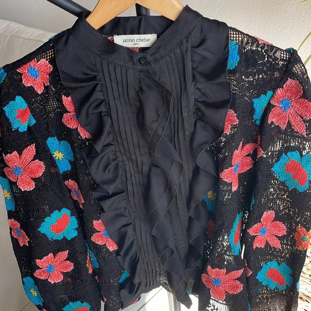 This shirt is very different from the common shirts . - Picture 7 of 10